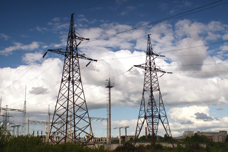 Góruje dystrybucj linie energetyczne Wysokiego woltażu elektryczny powe zdjęcie royalty free Góruje dystrybucj linie energetyczne Wysokiego woltażu elektryczny powe zdjęcie royalty free
