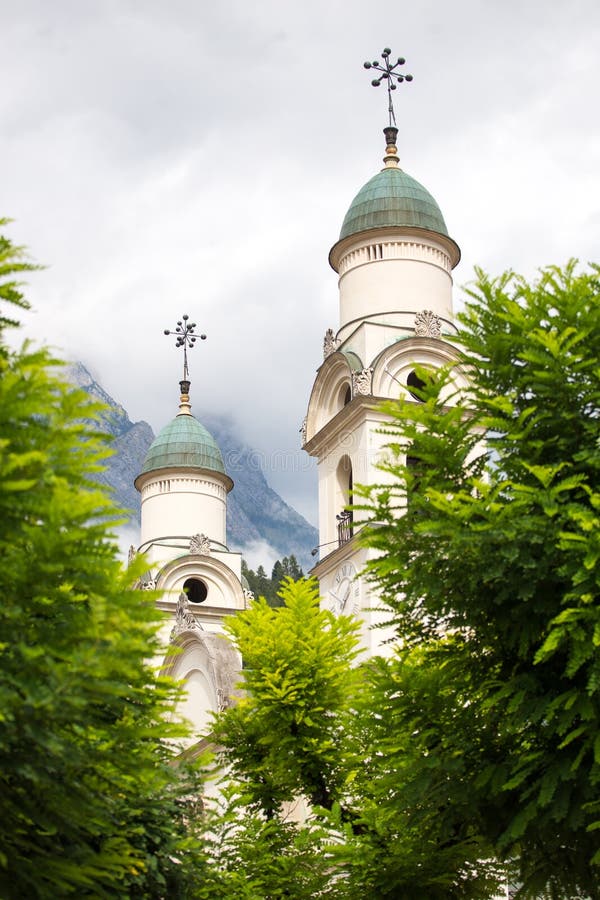 Góruje Kościelny chiesa Arcidiaconale Santa Maria Nascente surro obraz stock Góruje Kościelny chiesa Arcidiaconale Santa Maria Nascente surro obraz stock