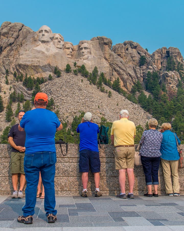 Góry Rushmore Krajowi Pamiątkowi turyści na Uroczystym widoku Tarasują zdjęcie stock