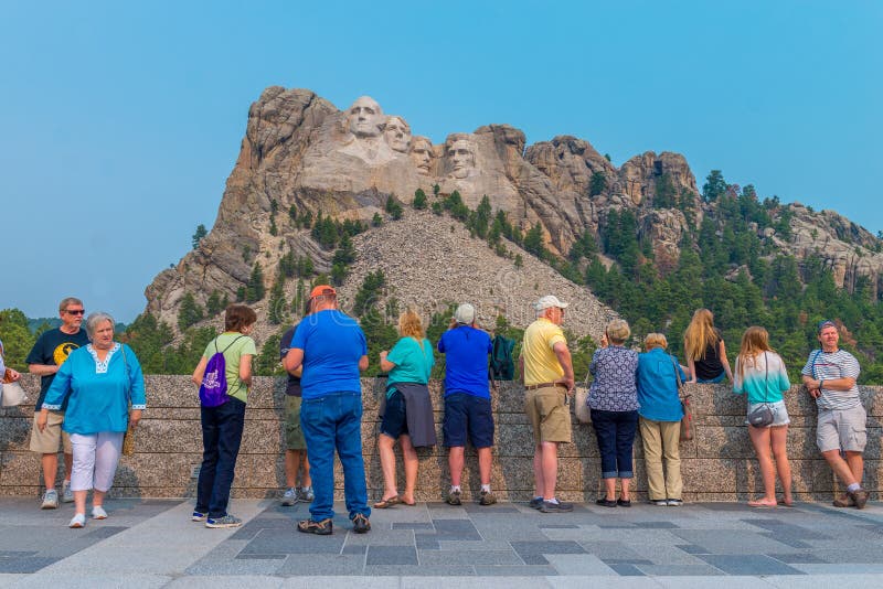 Góry Rushmore Krajowy pomnik - turyści przy Uroczystym widoku tarasem fotografia royalty free