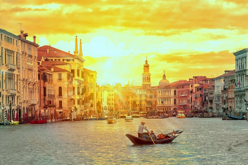Gôndola com o gondoleiro perto da ponte Grand Canal de Rialto em Veneza, Itália durante o por do sol Cartão de Veneza Conceito do