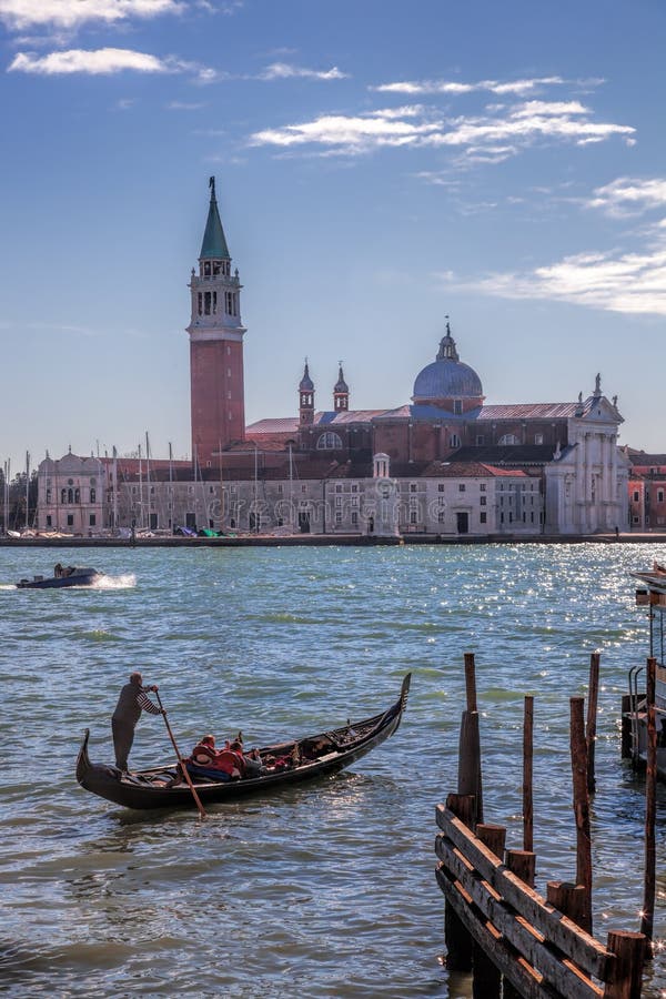 Gôndola contra a ilha de San Giorgio em Veneza, Itália fotografia de stock Gôndola contra a ilha de San Giorgio em Veneza, Itália fotografia de stock