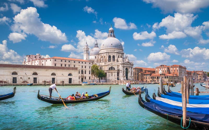 Gôndola no canal grandioso com di Santa Maria della Salu da basílica imagem de stock Gôndola no canal grandioso com di Santa Maria della Salu da basílica imagem de stock