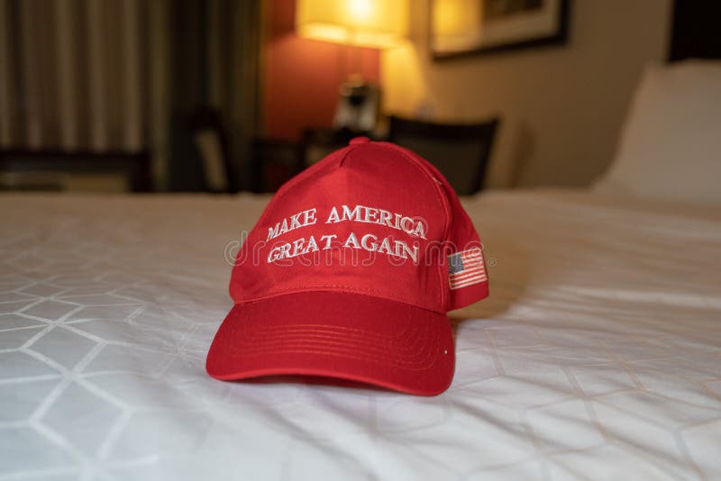 Gör Amerika som den stora röda hatten sitter igen på en säng Begrepp för presidenten beträffande Donald Trump arkivfoto Gör Amerika som den stora röda hatten sitter igen på en säng Begrepp för presidenten beträffande Donald Trump arkivfoto
