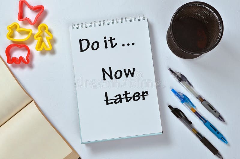 Gör det nu inte senare text på notepaden med kontorstillbehör Aff?rsmotivation, inspirationbegrepp fotografering för bildbyråer Gör det nu inte senare text på notepaden med kontorstillbehör Aff?rsmotivation, inspirationbegrepp fotografering för bildbyråer