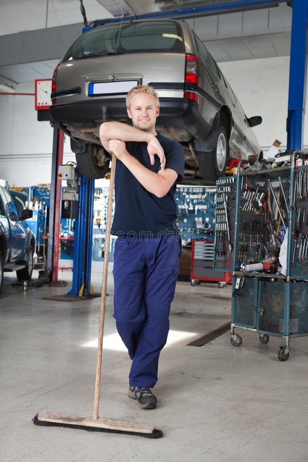 gör ren garagemekanikern royaltyfri foto gör ren garagemekanikern royaltyfri foto