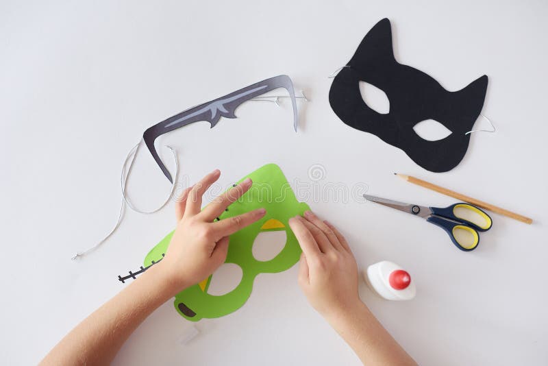 Göra allhelgonaaftonen för maskeringspappersferie den gigantiska maskeringen för ` s räcker den svarta katten bästa sikt arkivbild Göra allhelgonaaftonen för maskeringspappersferie den gigantiska maskeringen för ` s räcker den svarta katten bästa sikt arkivbild