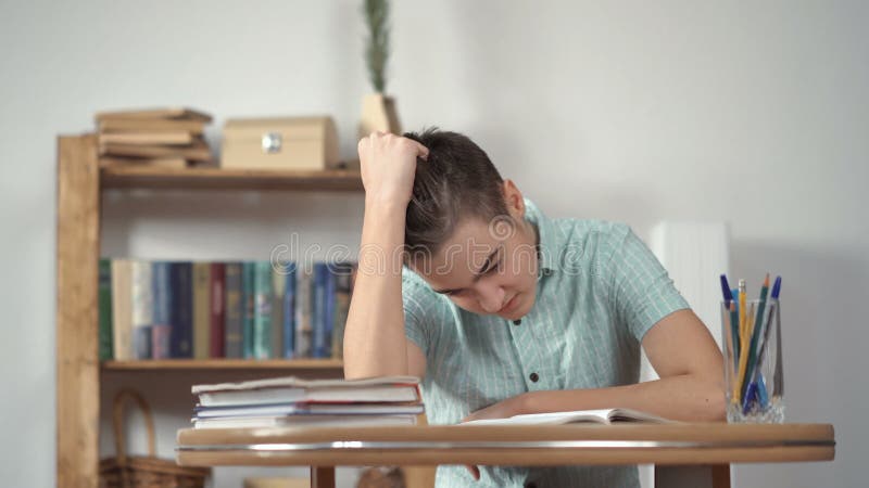 Göra läxaschoolboyrubbning stock video