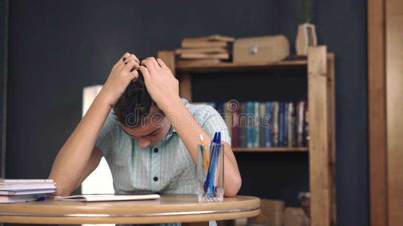Göra läxaschoolboyrubbning arkivfilmer