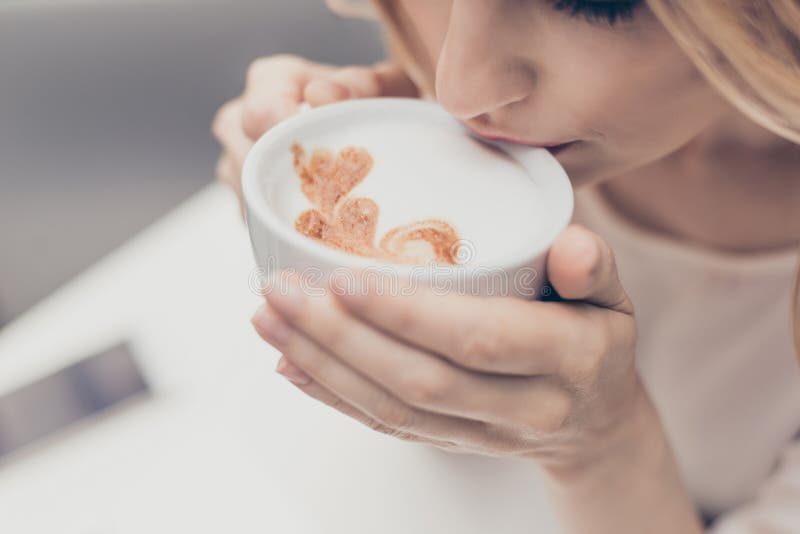Göra perfekt starten av dagen! Stäng sig upp den vita aromatiska kaffekoppen med honom fotografering för bildbyråer Göra perfekt starten av dagen! Stäng sig upp den vita aromatiska kaffekoppen med honom fotografering för bildbyråer