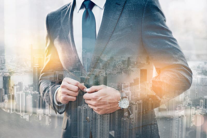 Göra perfekt stil Närbild av den stilfulla affärsmannen som knäppas hans omslag, medan stå utomhus med cityscape på royaltyfri bild Göra perfekt stil Närbild av den stilfulla affärsmannen som knäppas hans omslag, medan stå utomhus med cityscape på royaltyfri bild