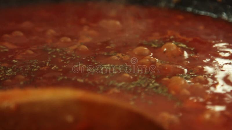 Göra sås och laga mat spagetti som är bolognese i köket