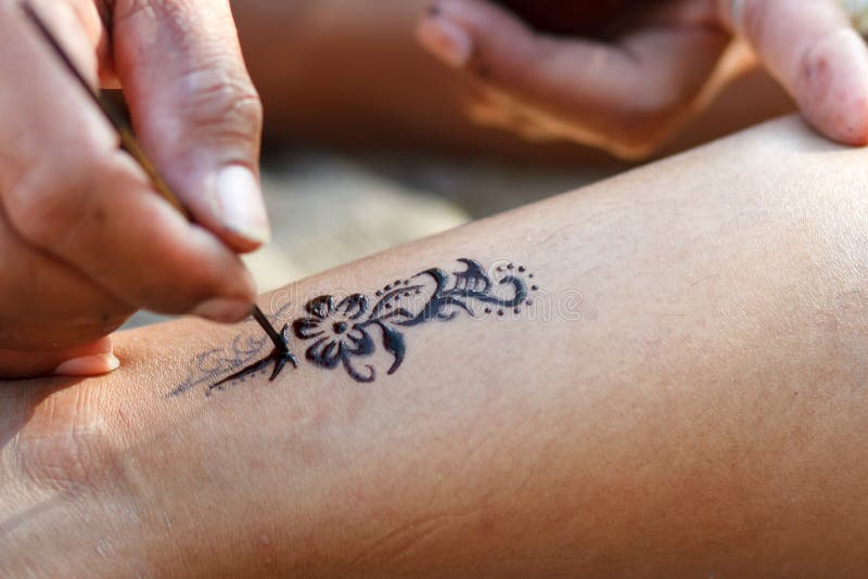göra tatueringen tillfällig royaltyfria foton göra tatueringen tillfällig royaltyfria foton