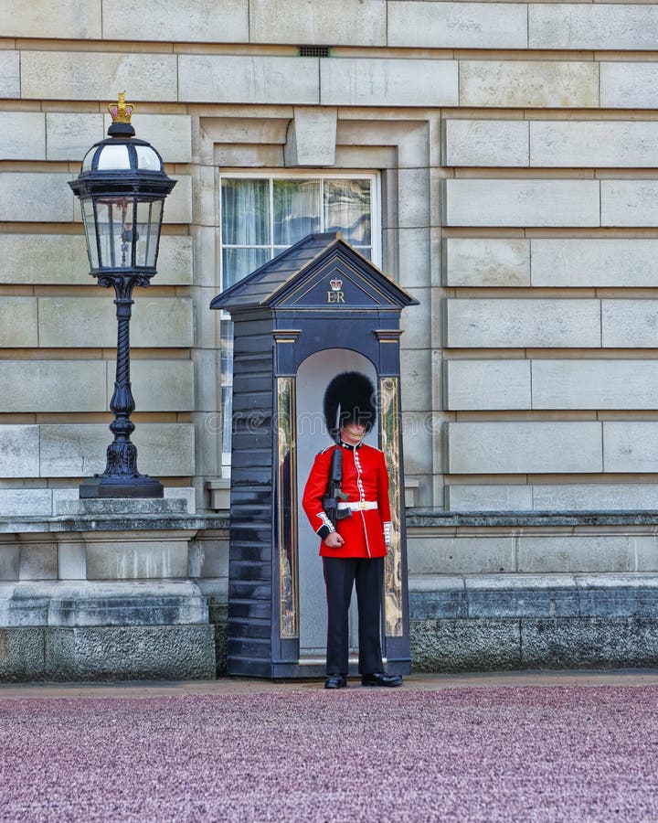 Göra till drottning vakten på hans stolpe på Buckingham Palace i London royaltyfri foto Göra till drottning vakten på hans stolpe på Buckingham Palace i London royaltyfri foto