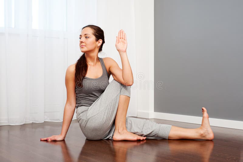 Göra yoga för övningsböjlighetskvinna