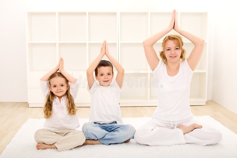 göra övningsfamiljyoga royaltyfria foton göra övningsfamiljyoga royaltyfria foton