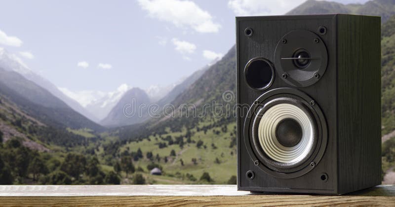 Głośniki akustyczne na tle natury górskiej. koncepcja audio i dźwięku multimedialnego. miejsce na kopiowanie. sprzęt muzyczny. zdjęcie royalty free