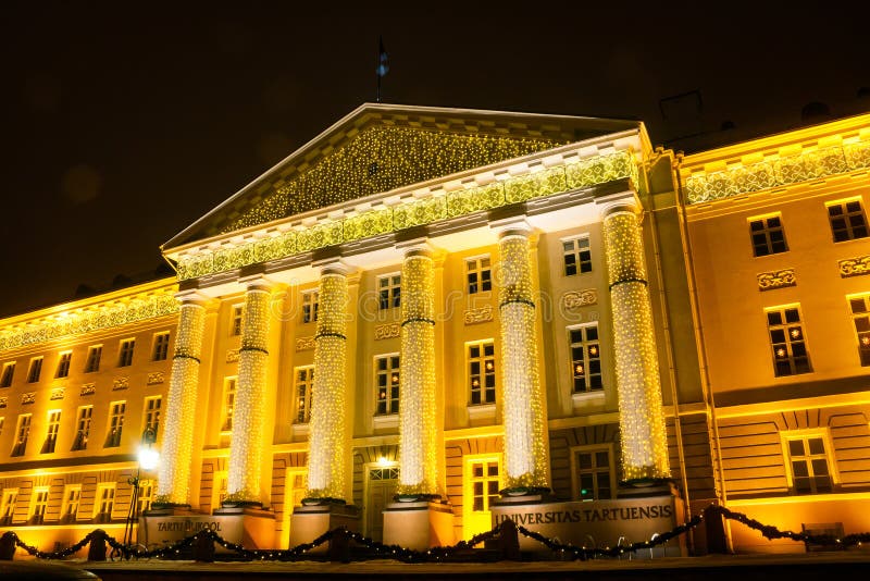 Główny budynek uniwersytet Tartu w Bożenarodzeniowym wystroju zdjęcia royalty free Główny budynek uniwersytet Tartu w Bożenarodzeniowym wystroju zdjęcia royalty free