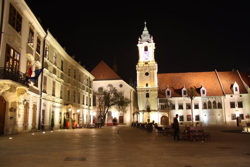 Główny Plac w Bratislava przy nocą (Sistani) obraz stock Główny Plac w Bratislava przy nocą (Sistani) obraz stock