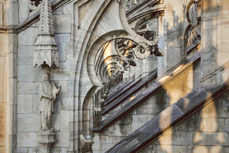 Głęboka perspektywa przez gothic łuków katedralni Duomo di Milano zdjęcia stock Głęboka perspektywa przez gothic łuków katedralni Duomo di Milano zdjęcia stock