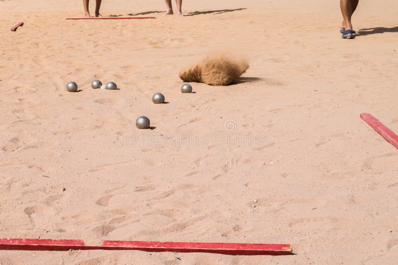 Jogo Francês Tradicional. Há Bolas De Metal Para Jogar Pitong Na Praia. Uma  Bola Pesada Cai Na Areia Imagem de Stock - Imagem de divertimento, pesado:  212063887