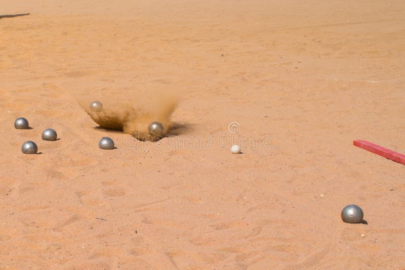 Jogo Francês Tradicional. Há Bolas De Metal Para Jogar Pitong Na Praia. Uma  Bola Pesada Cai Na Areia Imagem de Stock - Imagem de divertimento, pesado:  212063887