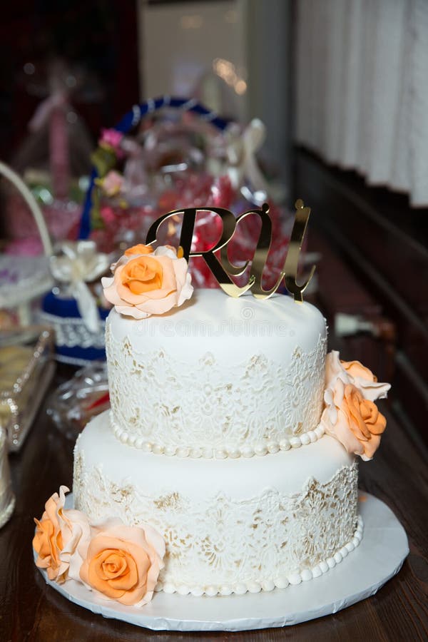 Bolo Aniversário Colorido Doce Extravagante Decorado Com Velas Letras Cor  imagem vetorial de AlexBannykh© 375019142