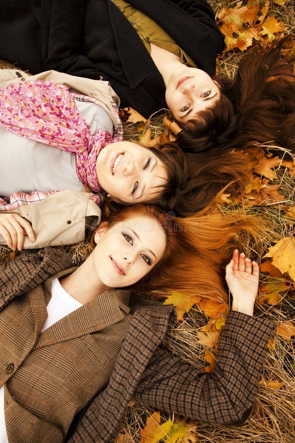 Толпой сестру друга. Три девушки осенью. Три подруги фотосессия в парке. Три девочки осень. Групповая фотосессия в парке весной.