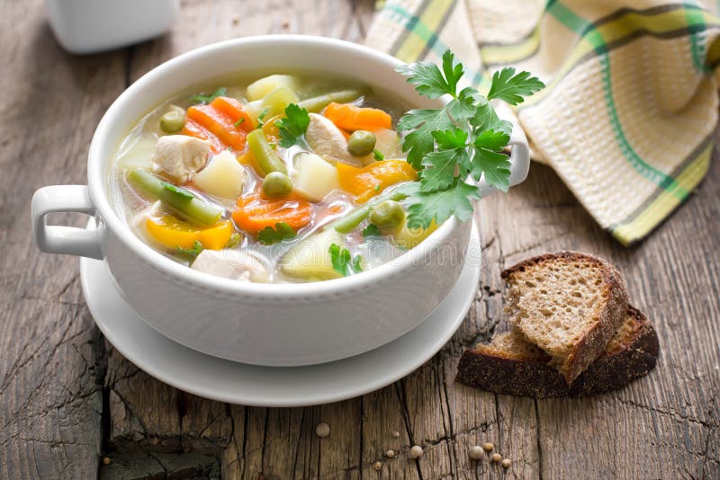 Hühnersuppe mit Gemüse stockfoto. Bild von mahlzeit, diät - 31040624