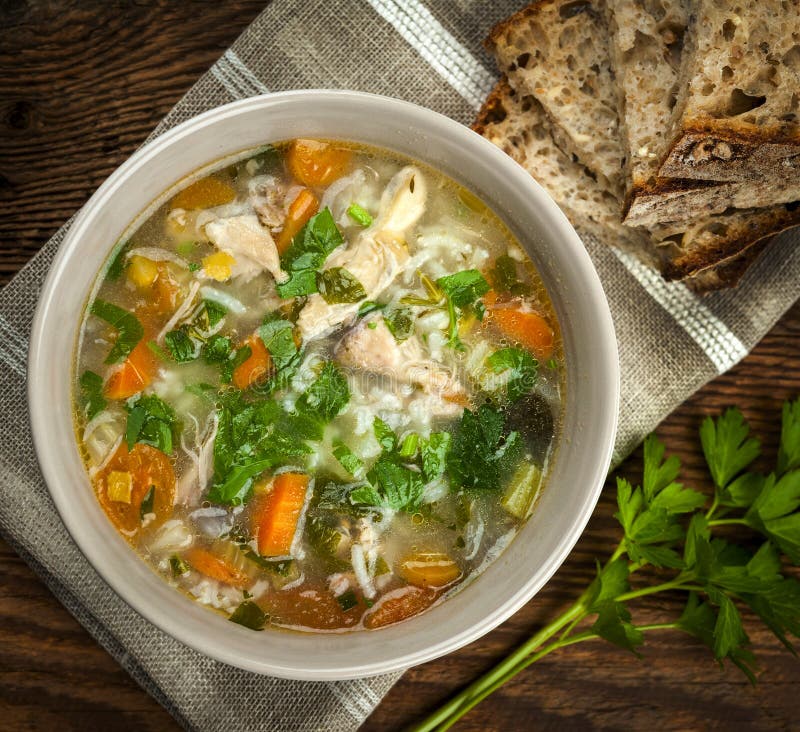 Hühnersuppe Mit Reis Und Gemüse Stockbild - Bild von aperitif, grün ...