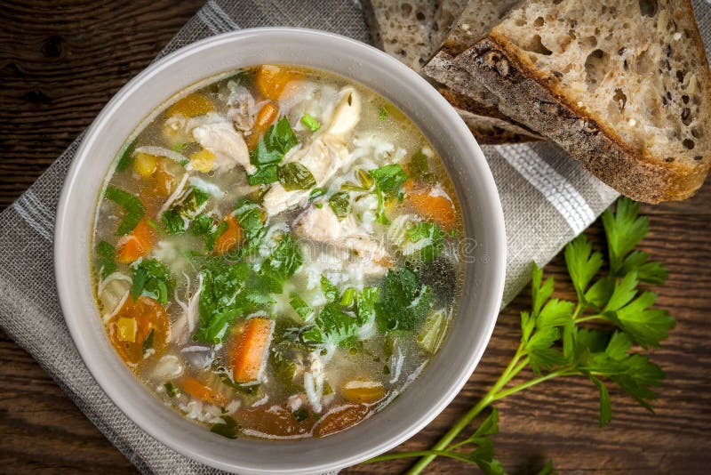 Hühnersuppe Mit Reis Und Gemüse Stockfoto - Bild von schüssel, suppe ...