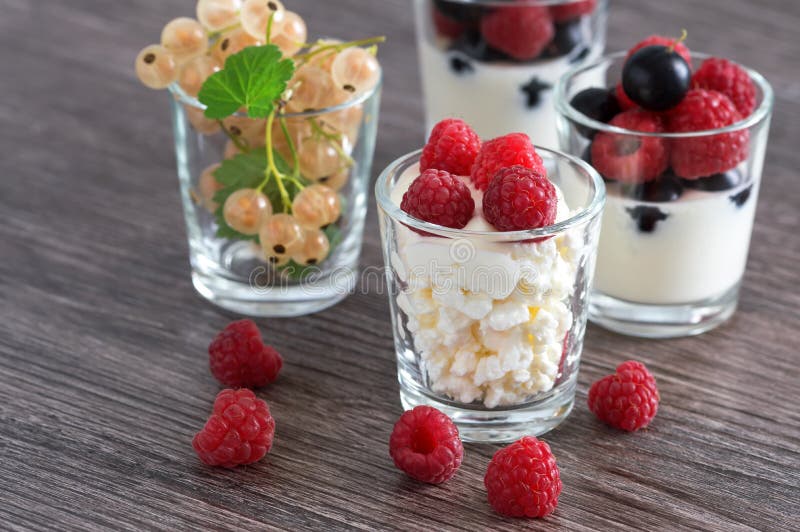 BeerenEiscreme Auf Einem Stock Mit Gefrorenen Beeren Auf Einer ...