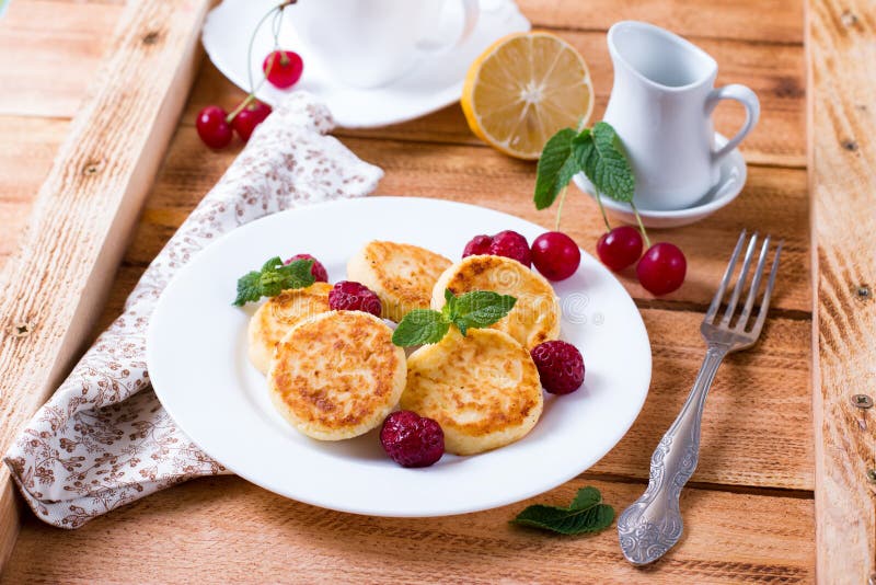 Traditionelle Ukrainische Oder Russische Pfannkuchen Auf Einer Platte ...