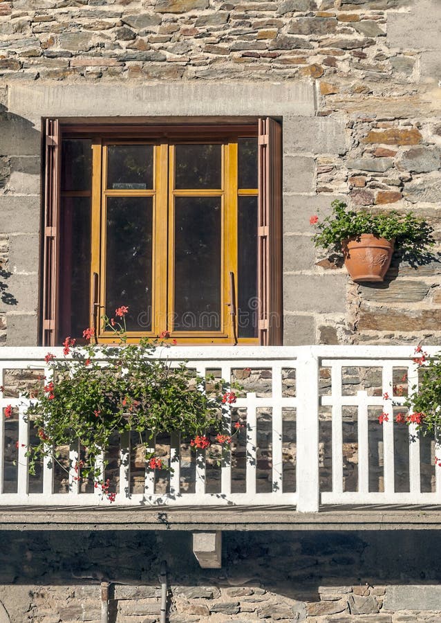 Hölzernes Fenster offen stockbild. Bild von hintergrund