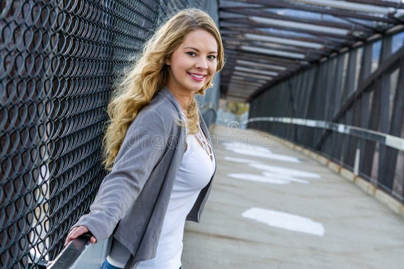 H? bsches M? dchen wei? er Latino mit dem langen blonden Haar lizenzfreies stockfoto