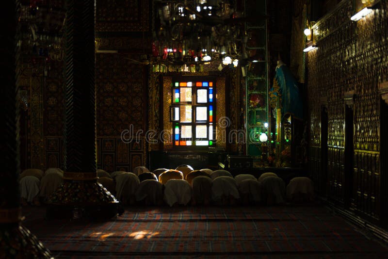 H för moské för Srinagar schah E Hamdan inre be royaltyfri fotografi H för moské för Srinagar schah E Hamdan inre be royaltyfri fotografi