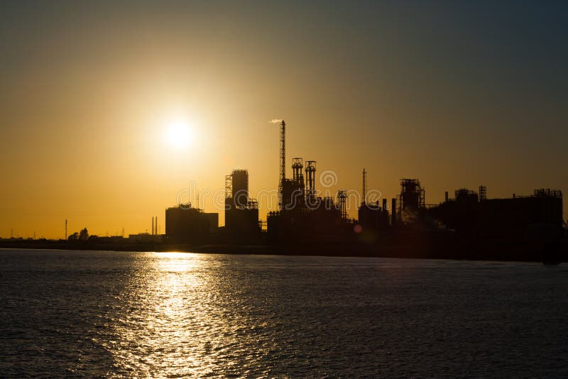 H för solnedgång för Petrochemicalraffinaderiklimatförändring