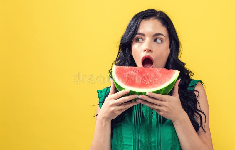H?llande vattenmelon f?r ung kvinna royaltyfri foto H?llande vattenmelon f?r ung kvinna royaltyfri foto