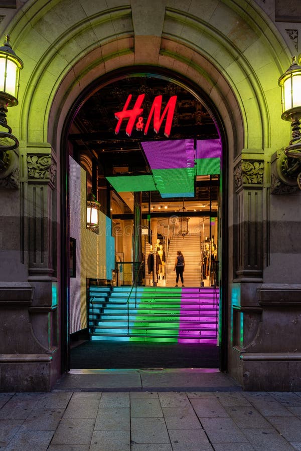 H&M Shop Entrance nachts stockbild H&M Shop Entrance nachts stockbild