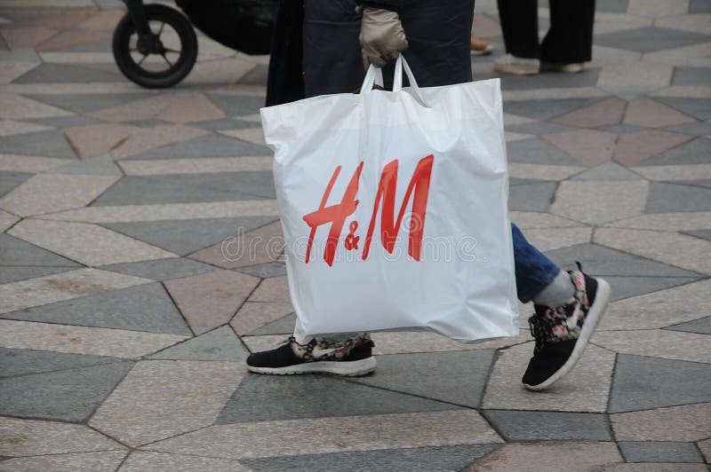 H&M SHOPPERS with SHOPPING BAG Editorial Image - Image of finanse ...