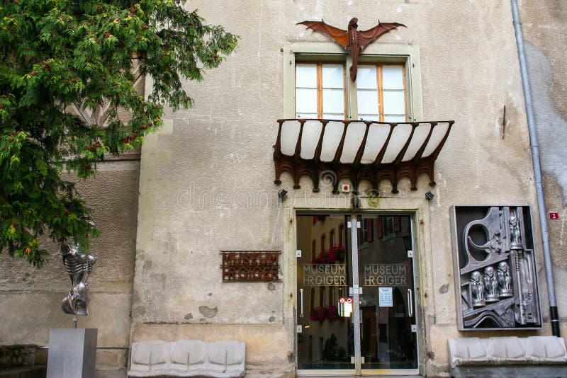 Entrada al museo H. R. Giger - Gruyères, Suiza imágenes de archivo libres de regalías