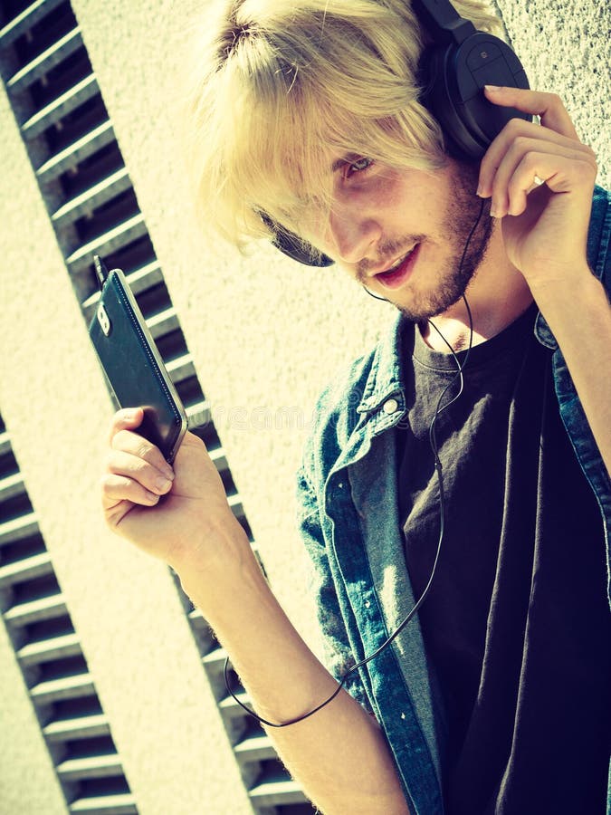 H?rende Musik des Hippie-Mannes durch Kopfh?rer lizenzfreie stockfotos H?rende Musik des Hippie-Mannes durch Kopfh?rer lizenzfreie stockfotos