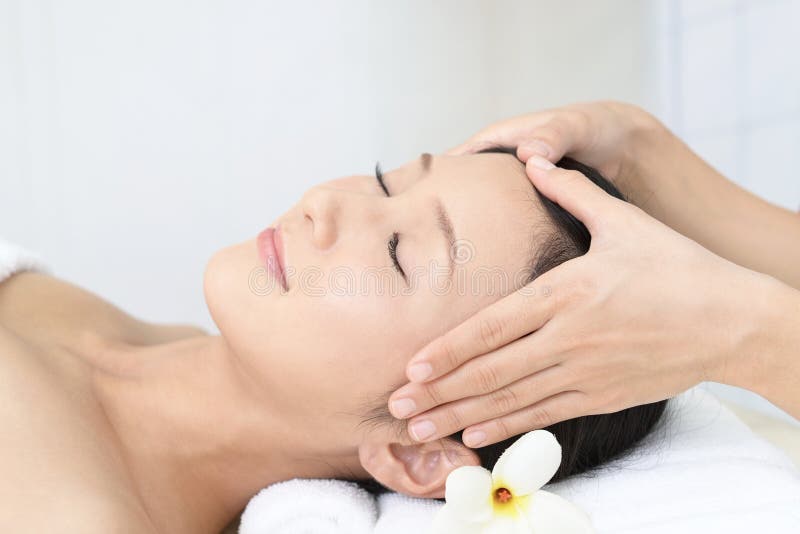 h?rlig ansikts- massage som mottar kvinnabarn arkivfoto h?rlig ansikts- massage som mottar kvinnabarn arkivfoto
