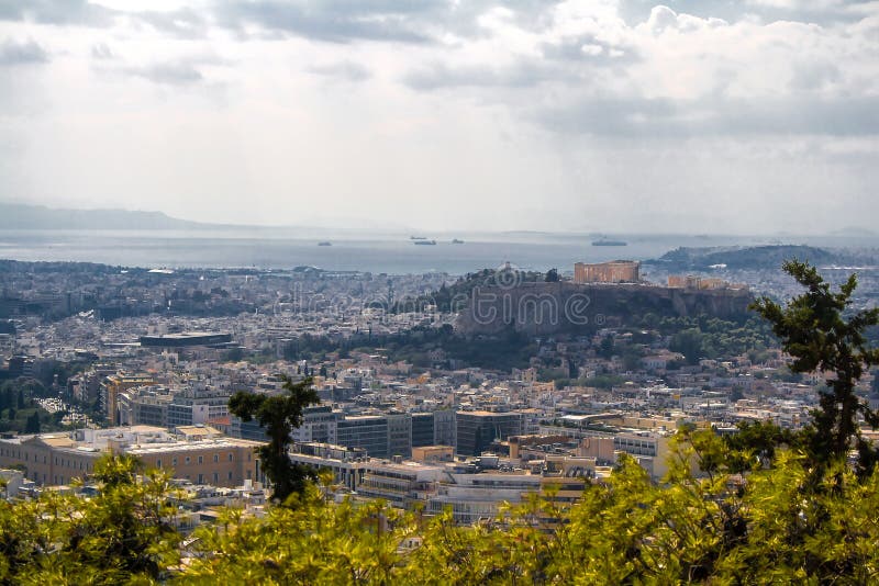 H?rlig cityscape, sikt av staden och havet ovanf?r punkten royaltyfria bilder H?rlig cityscape, sikt av staden och havet ovanf?r punkten royaltyfria bilder