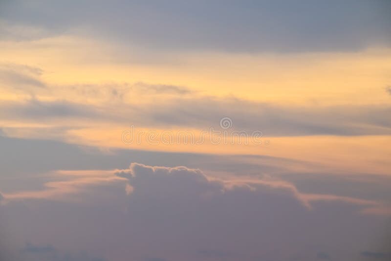 H?rlig himmel med molnet f?r solnedg?ng arkivbilder H?rlig himmel med molnet f?r solnedg?ng arkivbilder