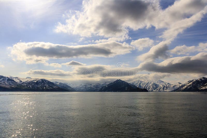 H?rlig sikt av vulkan Vilyuchinsky halv? fr?n f?r havet, Kamchatka, Ryssland royaltyfria foton H?rlig sikt av vulkan Vilyuchinsky halv? fr?n f?r havet, Kamchatka, Ryssland royaltyfria foton