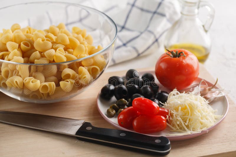 H?rligt tillbaka ljust makroskott med ?nga Ingredienser: tomater, parmesan, oliv och pasta fotografering för bildbyråer H?rligt tillbaka ljust makroskott med ?nga Ingredienser: tomater, parmesan, oliv och pasta fotografering för bildbyråer