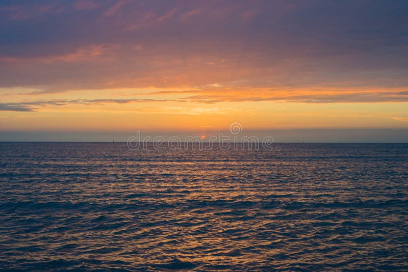 h?rligt ?ver havssolnedg?ng Anapa Krasnodar region, Ryssland arkivfoto h?rligt ?ver havssolnedg?ng Anapa Krasnodar region, Ryssland arkivfoto