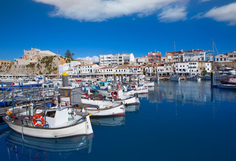 Hôtel de ville de vue de port de marina de Ciutadella Menorca photographie stock