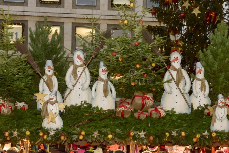 Hôtel de ville et bonhommes de neige sur le toit de stalle au temps du marché de Noël photo stock Hôtel de ville et bonhommes de neige sur le toit de stalle au temps du marché de Noël photo stock